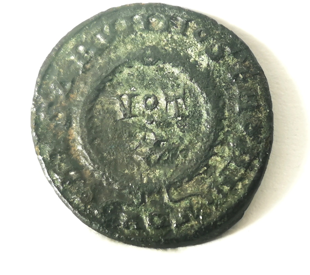  AE3 de Constantino II. CAESARVM NOSTRORVM / VOT / X. Aquilea  Img_2101