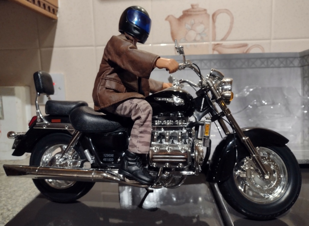 New arrival - Honda Valkyrie motorcycle and a m.a.m. figure Img_1535