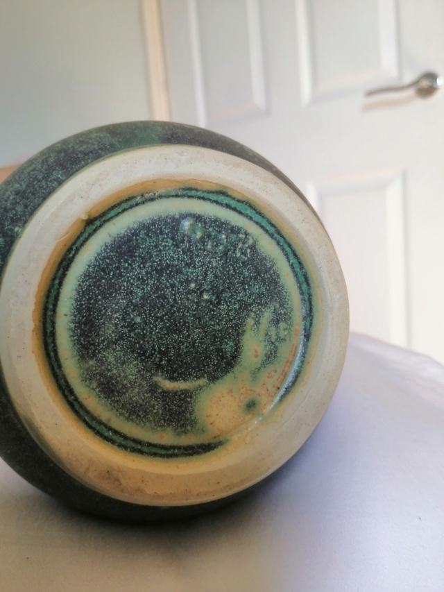 Nice Studio Vase, in porcelain? Green glaze Img_2095