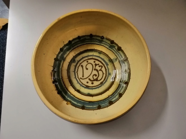 Slipware bowl, unsigned 1953.. coronation - possibly Douglas Zadek, Cobham Img_2115