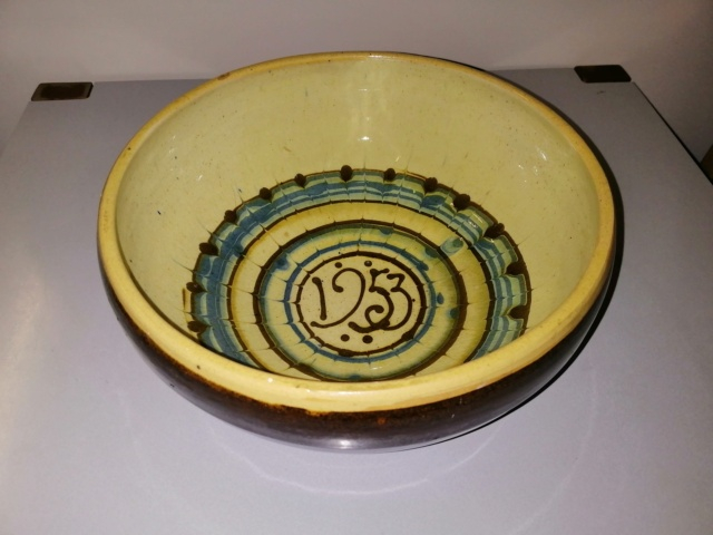 Slipware bowl, unsigned 1953.. coronation - possibly Douglas Zadek, Cobham Img_2116