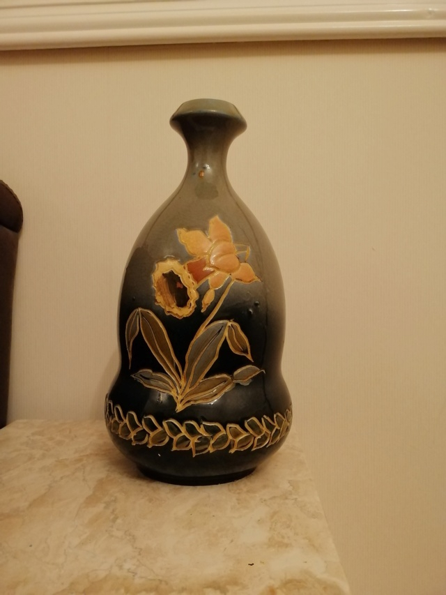 Incised Daffodil Bell shape Vase. No.7.C. Mark. Italic S Img_2250