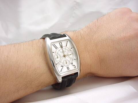 Montre sales forme tonneau