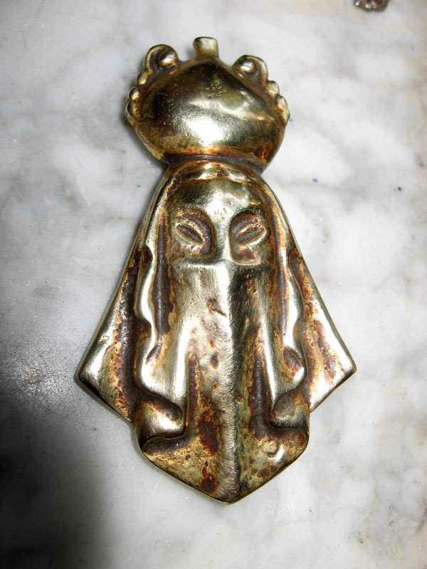 Broche en bronze femme voilée Img_1914