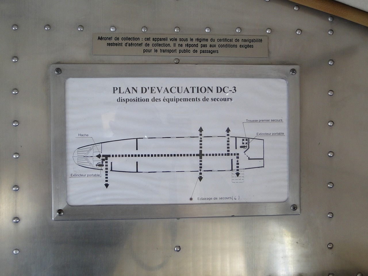 DC-3 / C-47 - Page 6 Evacua10