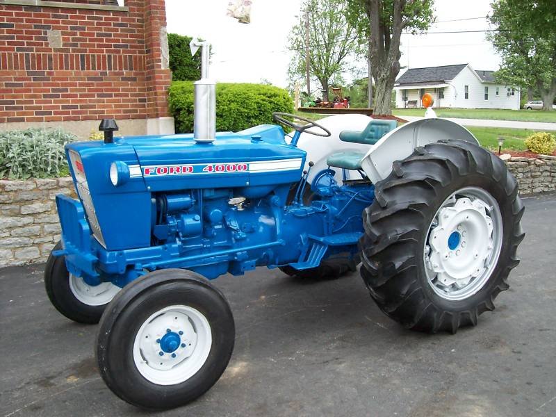 Recherche le tracteur de mon grand pere Ford_410
