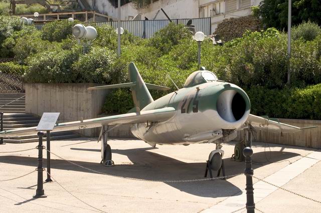 الطائرات القديمة التي كانت في القوات الجوية الجزائرية Resize10