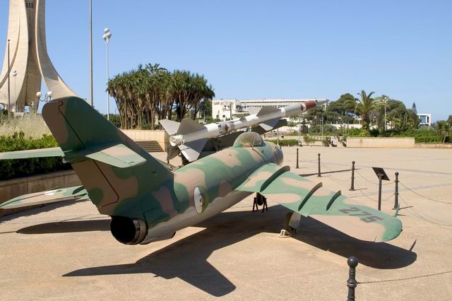 الطائرات القديمة التي كانت في القوات الجوية الجزائرية Resize11