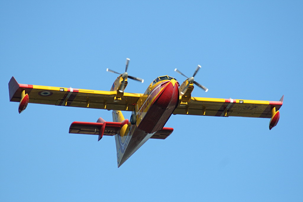 canadair CL 415 et CL 215 et autres avions bombardiers d'eau - Page 8 Img_5211