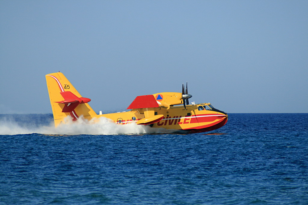 canadair CL 415 et CL 215 et autres avions bombardiers d'eau - Page 8 Img_5611