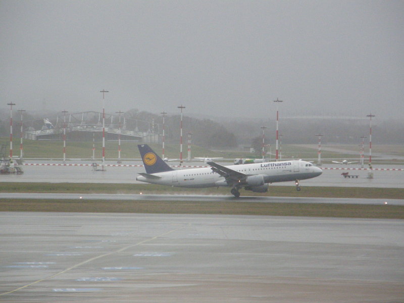 1st March 2008 - A320 nearly crashed during crosswind approa Ham_310