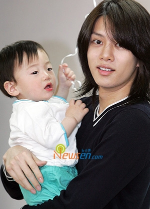 [PICS] Heechul oppa more like an UMMA than an APPA 12101510