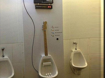 Guitar Pee ou comment réaliser des solos de guitare aux toilettes Guitar11