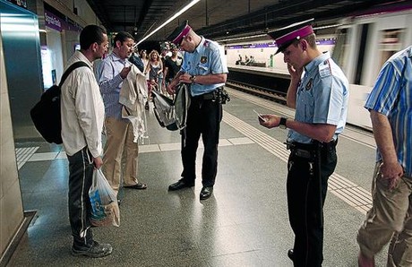 Temas de los carteristas en el metro de barcelona  13134310