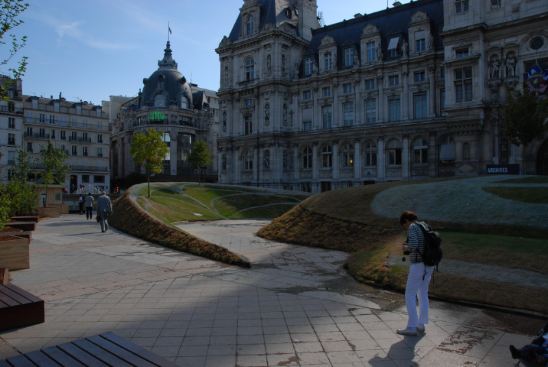 Le faux globe: une illusion d'optique urbaine éphémère à Paris.[village TSGE] Arg10