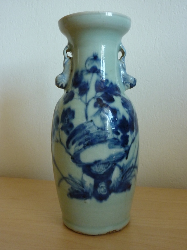 Grand vase couleur celadon à 4 personnages P1010811