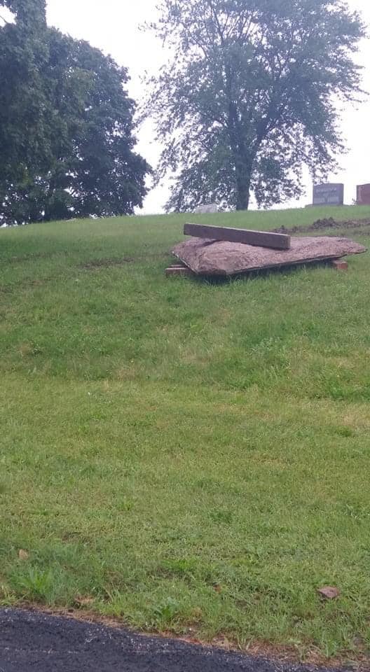 Le monument en pyramide de C.T. Russell a été vandalisé et finalement démantelé à la demande de la Watchtower Russel11