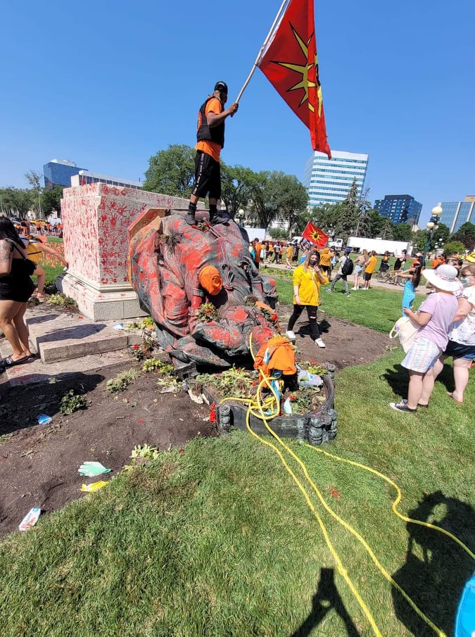 Queen Victoria statue toppled in Canada by protesters over deaths of Indigenous children 20723011