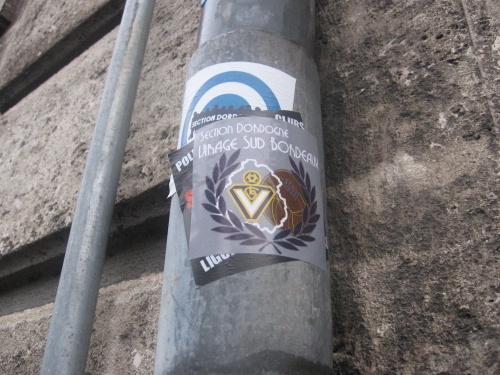 photo de Stickers , colle dans la rue ou autre - Page 2 11010611