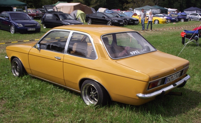 ZAJÍMAVÉ OPELY NA OPEL TREFFEN A ČESKÝCH TUNING SRAZECH - Stránka 8 Dscf2115