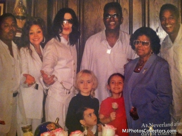 Foto rara: Michael em Neverland com a familia e os filhos após ser inocentado em 2005 Michae10
