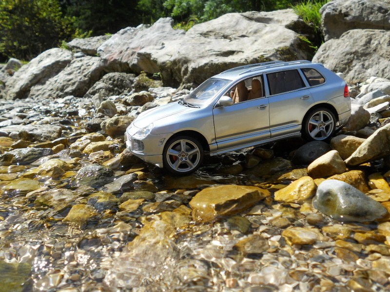 [1/18 de série] Porsche Cayenne Turbo Dscn4912