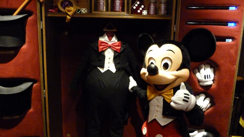 Meet Mickey Mouse - Rencontre avec Mickey [Fantasyland - 2012] - Page 21 P1100110