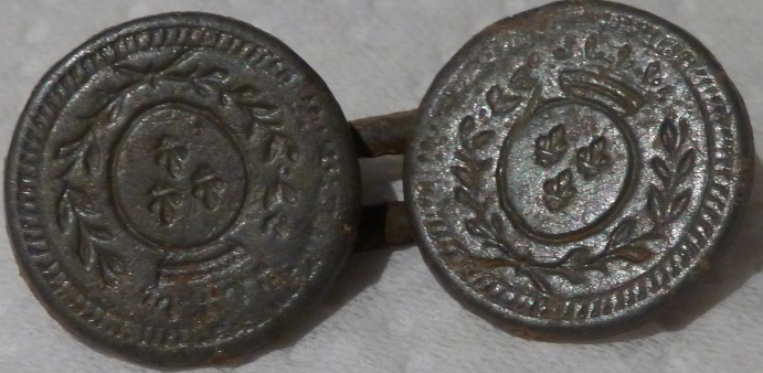 : Double bouton de cape - période Restauration (aux armoiries royales )  P1020210