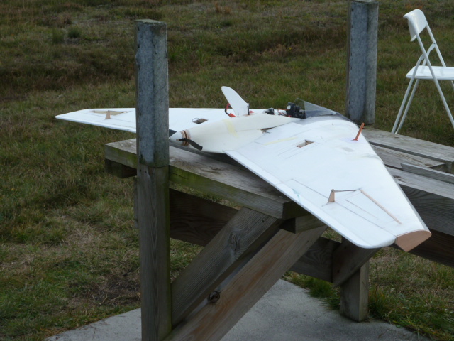 Construction avion de chasse : Une aile volante sans dérive - Page 2 P1010221