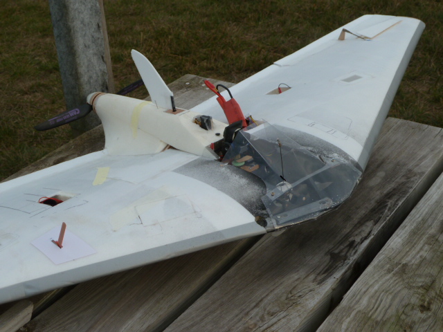 Construction avion de chasse : Une aile volante sans dérive - Page 2 P1010224
