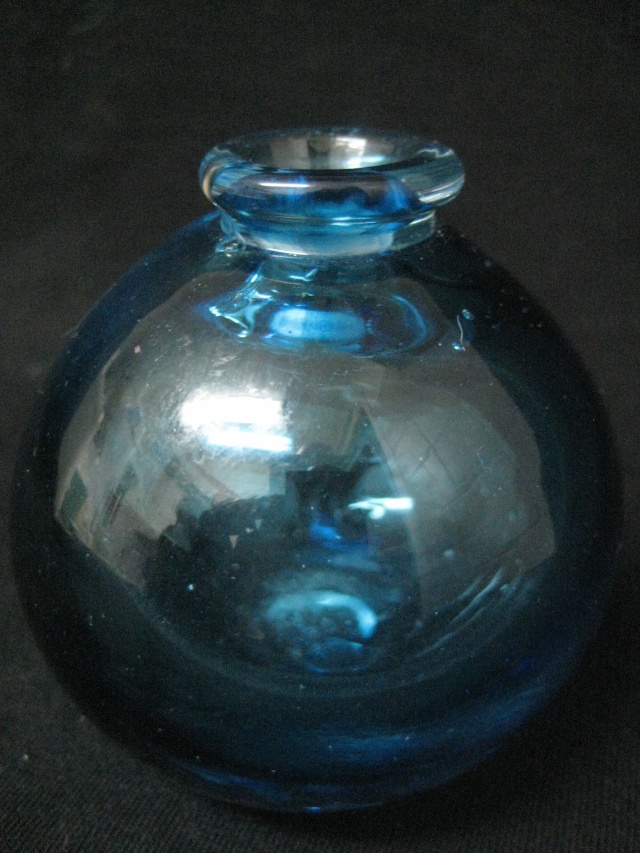 Can anyone help me ID this small vase please? Img_9413