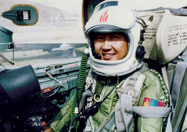 Mongolian SSh-68 Helmet with Soyombo Emblem (And Red Star Soyombo hat badge) 282nd_10