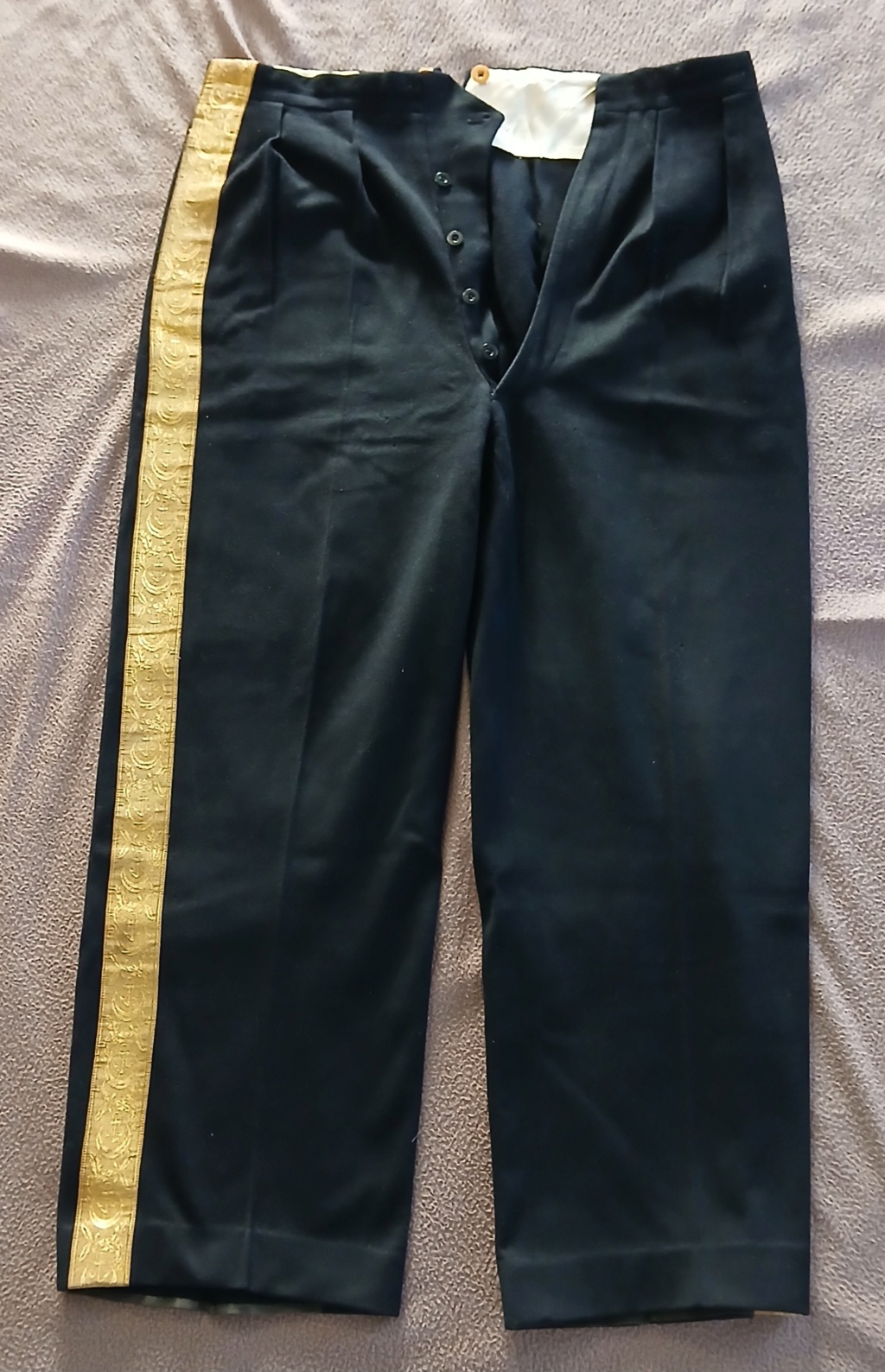 Le pantalon de la tenue de cérémonie des adminsitrateurs coloniaux - 1933 20240925