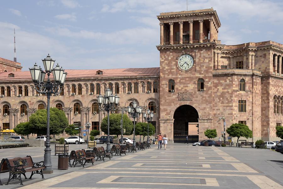 Horloges monumentales 7: L'horloge  de la place Lénine à Erevan Er110