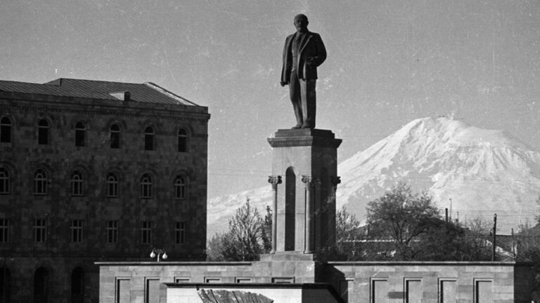 Horloges monumentales 7: L'horloge  de la place Lénine à Erevan Er410