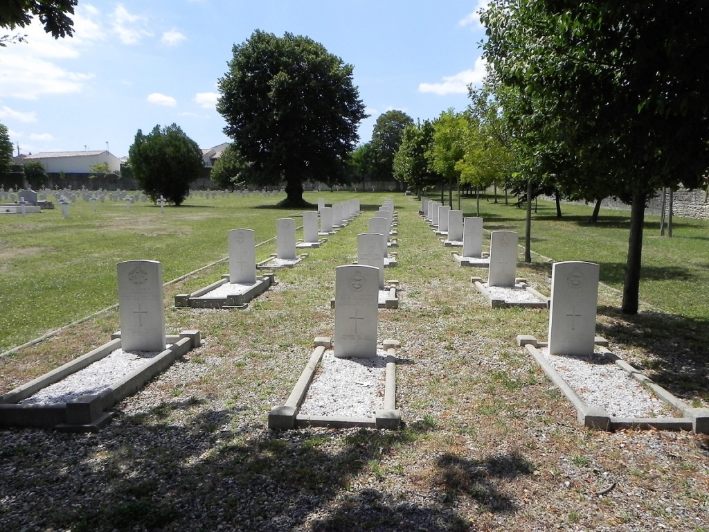 [Le service de santé] Cimetière de la Marine à Rochefort - Page 2 A22