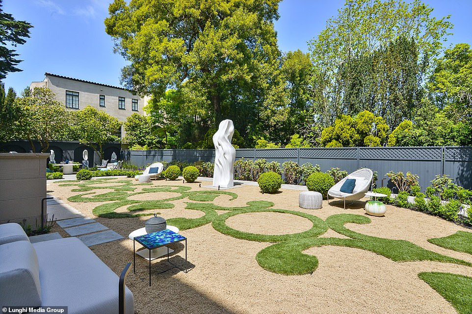 Les "Petit Trianon et son domaine" à travers le monde - Page 2 13322910