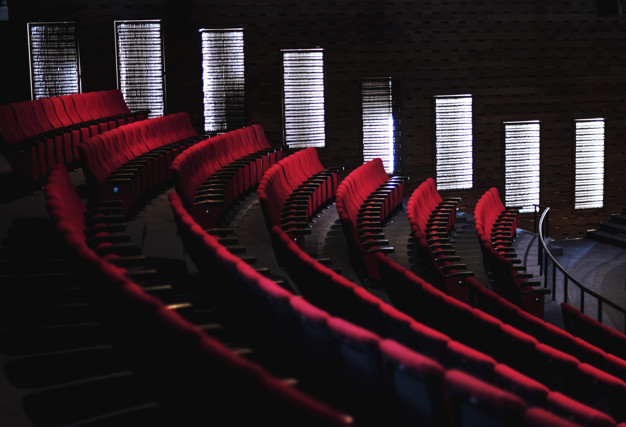 Pourquoi les sièges des salles de théâtre sont-ils rouges ? Rangee10