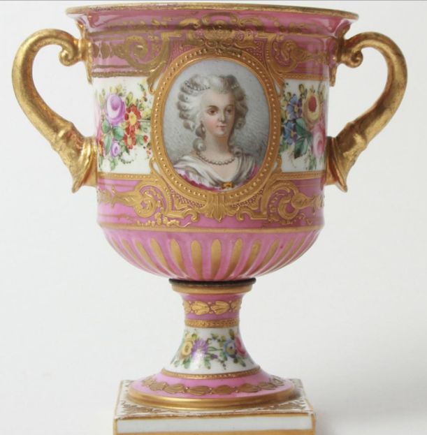 Représentations de Marie Antoinette sur vases, tasses et autres contenants Zlougr17