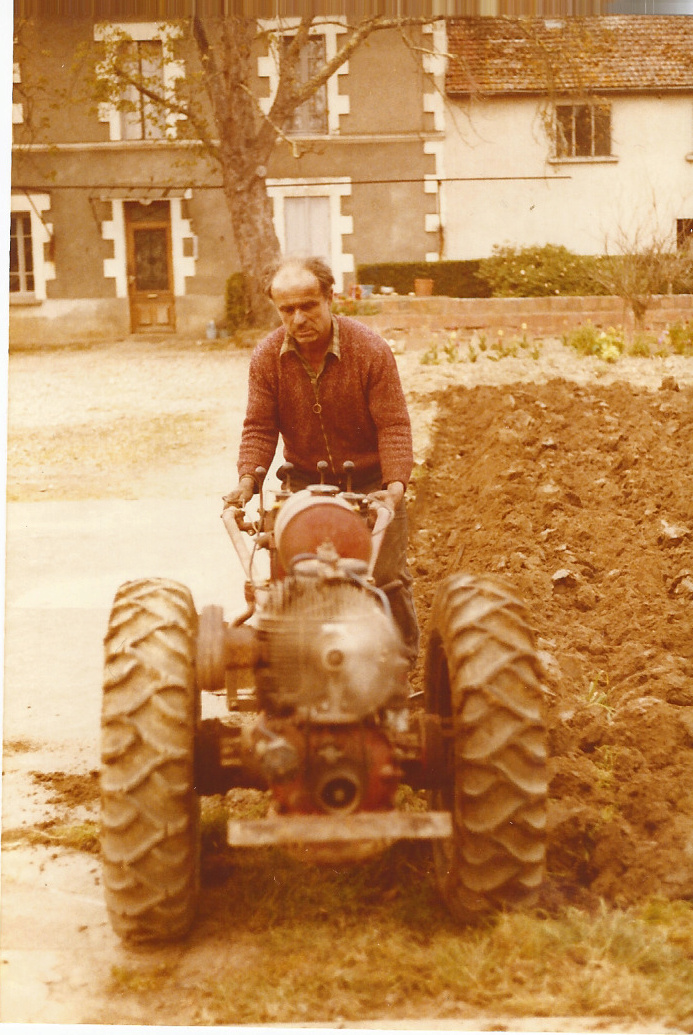 Les tracteurs de mon père - Page 3 Papaen10