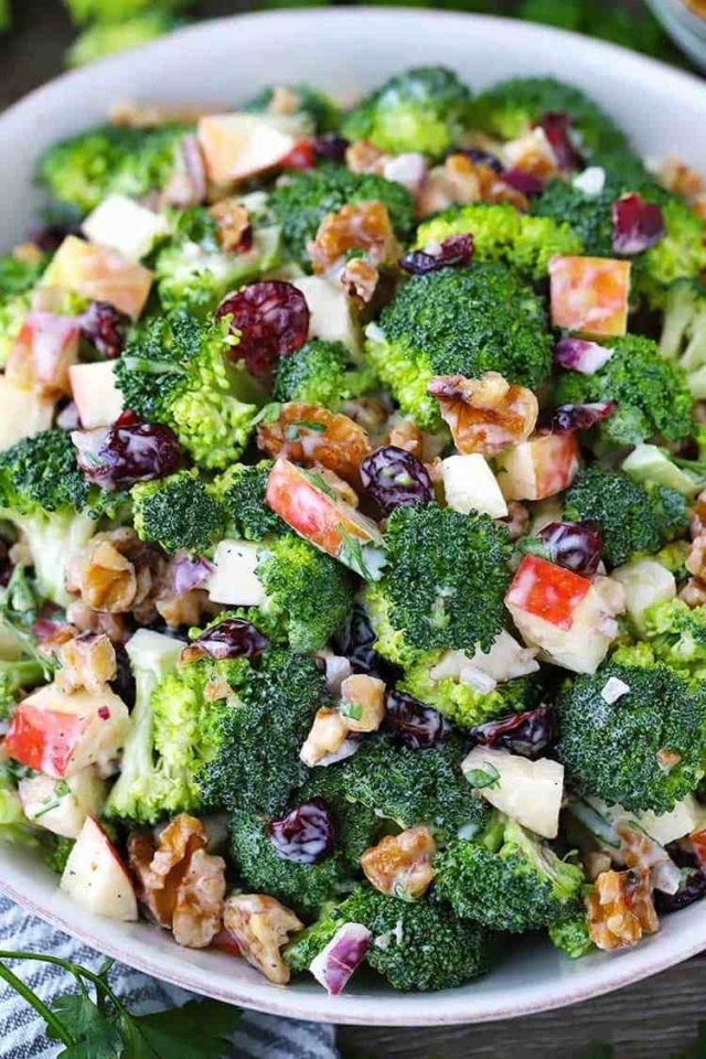 Salade aux brocolis, au poulet et aux raisins Recett20