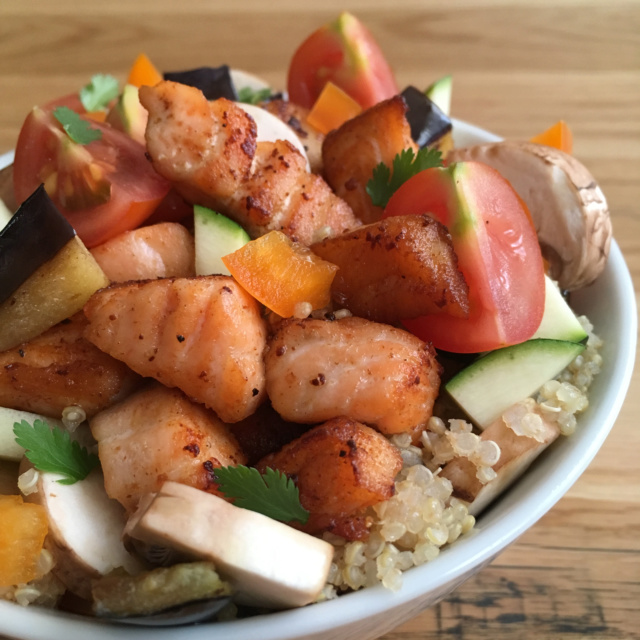 Salade estivale en chaud-froid de saumon grillé, légumes et quinoa Salade13