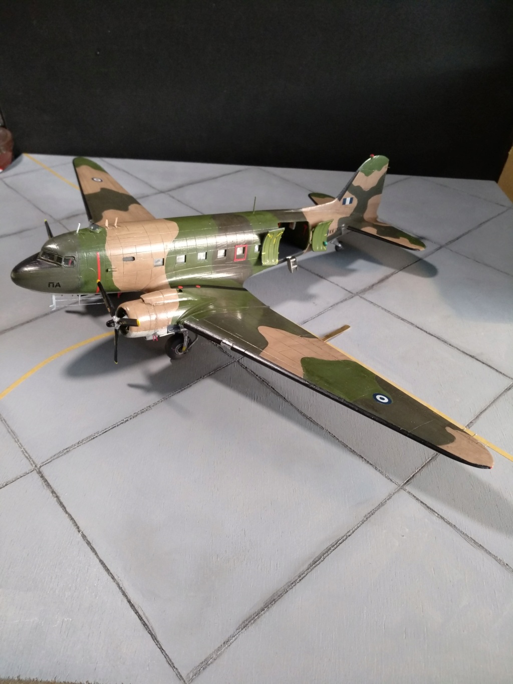   [Italeri] C-47 Skytrain 1/72. Armee de l'Air Grecque. (s/n KK 156) Img_2077