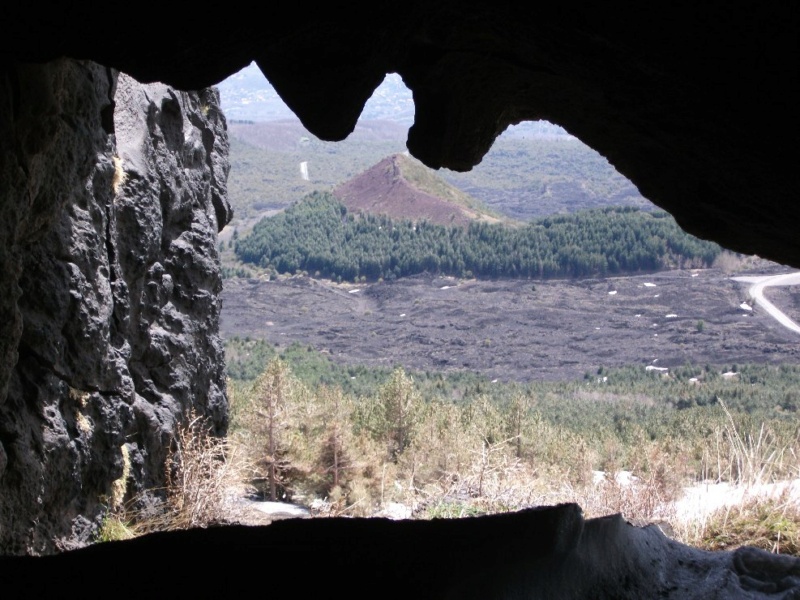 Dalla grotta (di Pitagora) si vede l'azzurro del mare 20100311