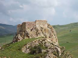 L'unico castello dei Cavalieri Teutonici in Sicilia Downlo11