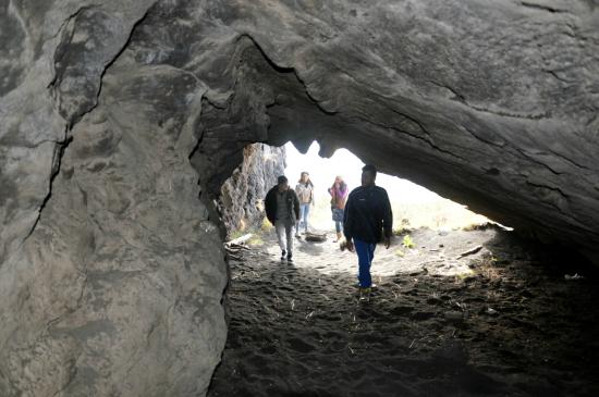 Dalla grotta (di Pitagora) si vede l'azzurro del mare Etna-h10