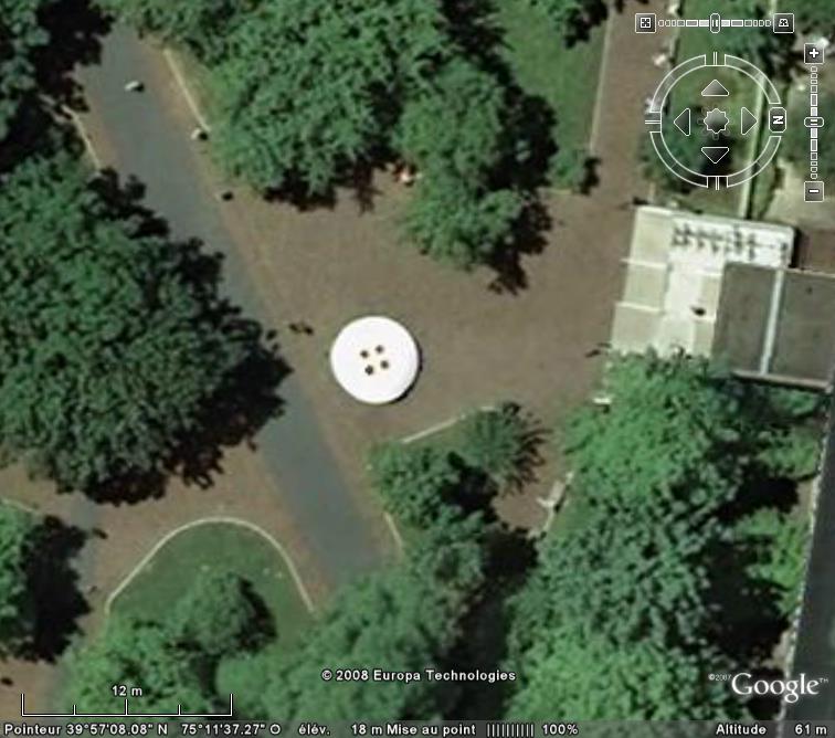 Les objets familiers vus sur Google Earth : écrous - tapis - planche... & caetera - Page 3 Bouton10