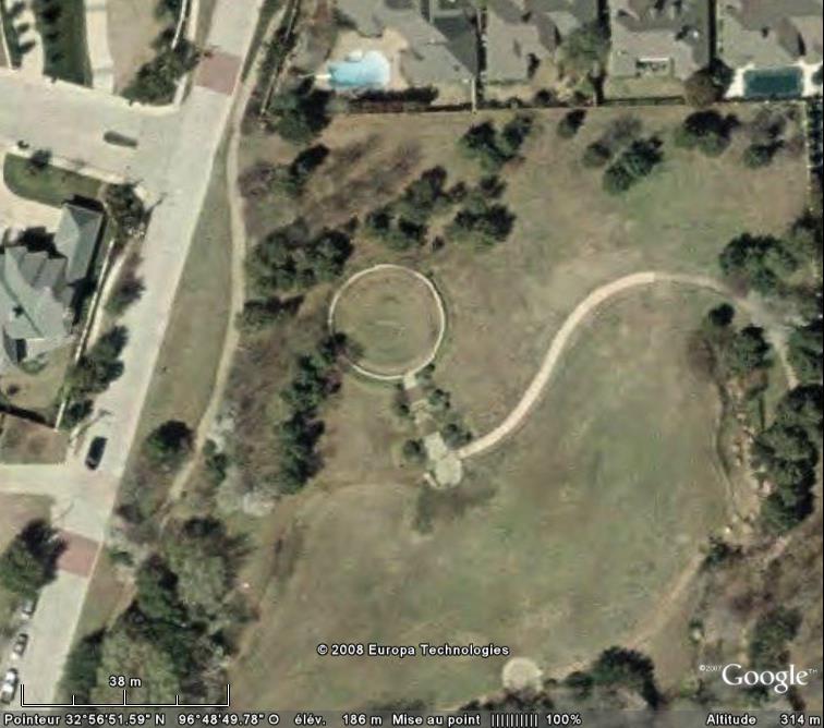 Les objets familiers vus sur Google Earth : écrous - tapis - planche... & caetera - Page 3 Loupe_10