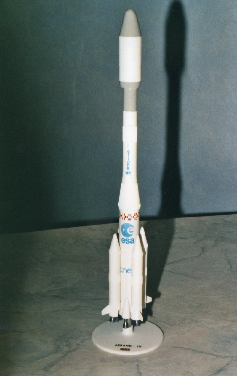 [REVELL] Lanceur européen Ariane IV 1/144ème Réf 4762 Img08410