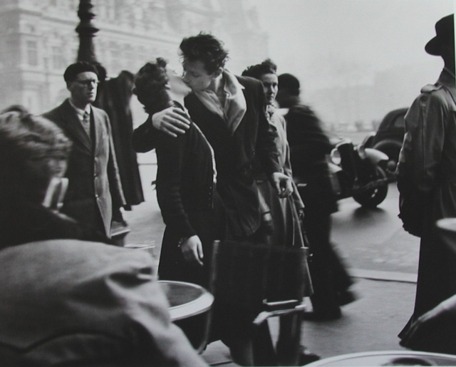 STREET VIEW : embrassez-vous ... vous êtes photographiés ! (Répliques de la photo "Le baiser de l'Hôtel de Ville" de Robert Doisneau) 7b1doi10